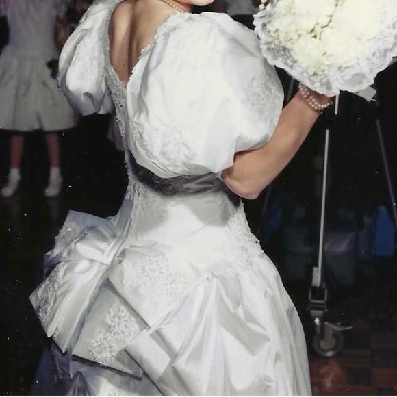 VINTAGE WEDDING DRESS Profesionally preserved since 1980s. Kleinfeld Website - Picture 1 of 13